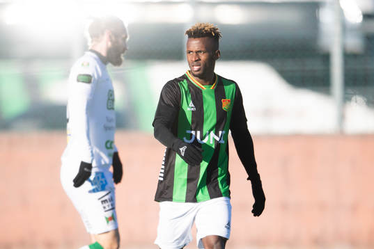 Varbergs Oskar Sverrisson och GAIS Richard Fridayunder