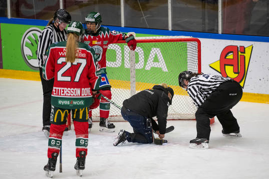 En funktionär från GotEvent lagar en söndrig målbur