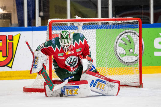 Frölundas +fr35 stoppar en puck