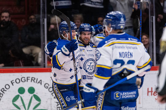 Leksands Oskar Lang jublar med lagkamrater