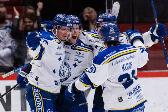 Leksands Kalle Östman jublar med lagkamrater