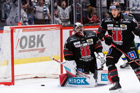 Örebros målvakt Jhonas Enroth deppar
