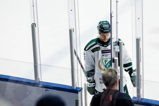 Färjestads Theodor Lennström på väg in i