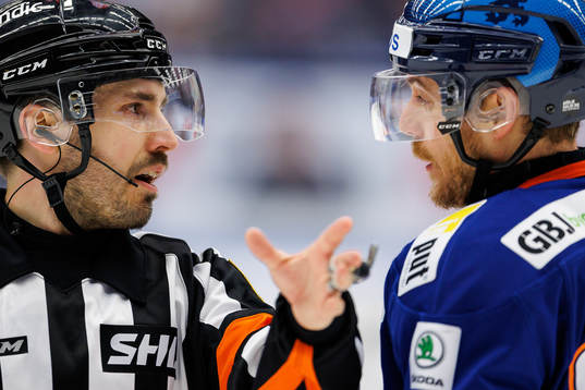 Domare Mattias Enroth pratar med Växjös Erik Josefsson
