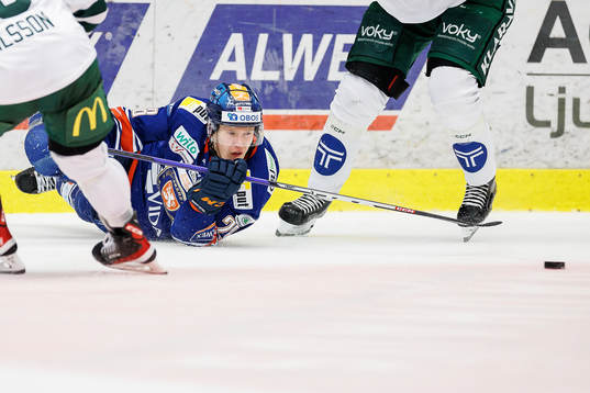 Växjös Hugo Gustafsson faller