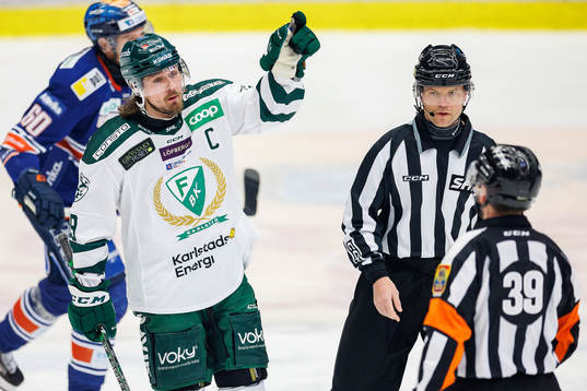 Färjestads Linus Johansson pratar med Domare Mattias Enroth
