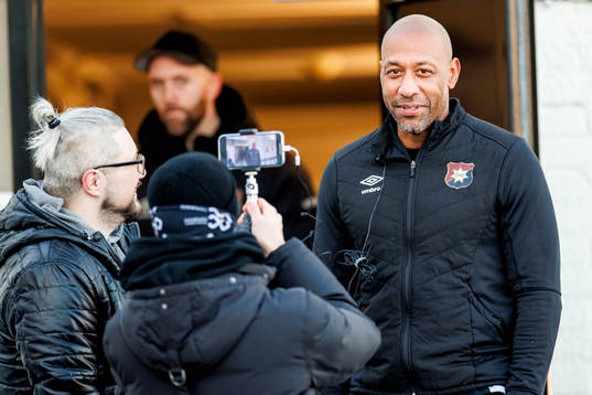 Örgrytes tränare Jeffrey Aubynn före träningsmatchen i