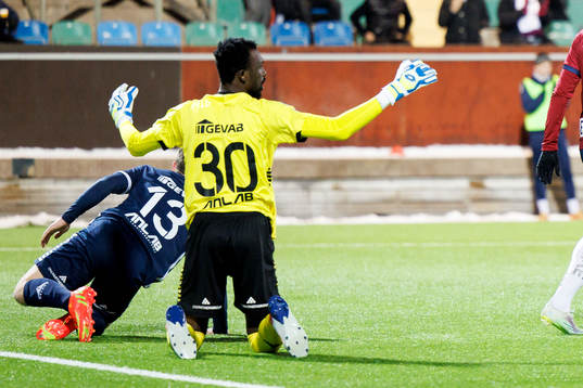 Utsiktens målvakt Mohamed Bonzo  deppar