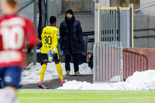 Utsiktens målvakt Mohamed Bonzo blir utbytt