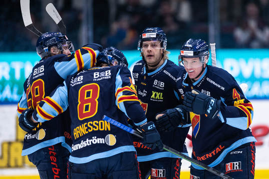 Djurgårdens Edvin Hammarlund jublar med lagkamrater