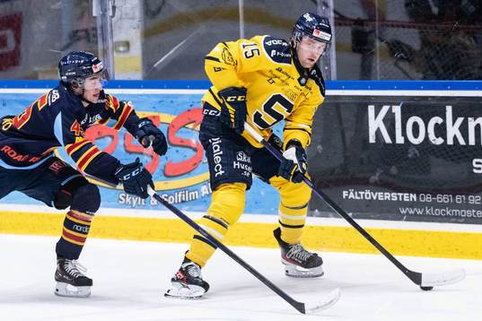 Djurgårdens Noah Östlund och Södertäljes Albin Carlson