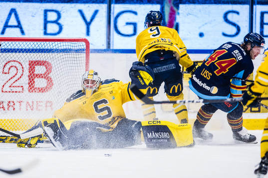 Södertäljes målvakt Nikita Tolopilo   med en räddning