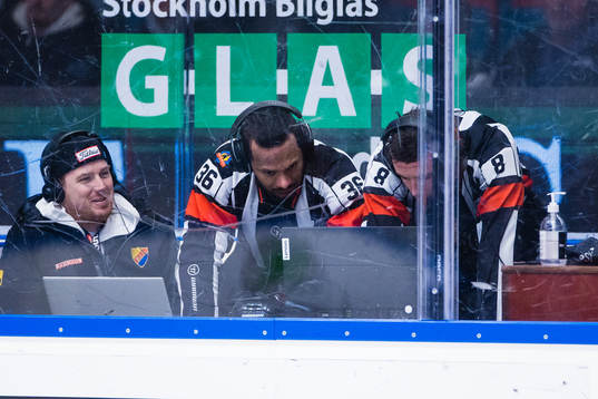 Domarna Fredrik Rönnberg  och Oscar Niklasson