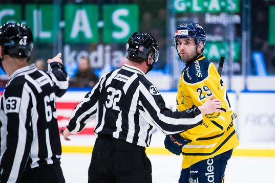 Södertäljes Amil Krupic i diskussion med Djurgårdens