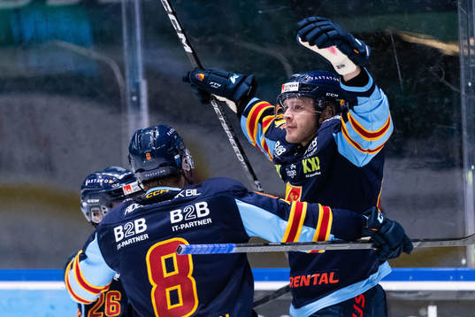 Djurgårdens Olle Liss jublar med lagkamrater