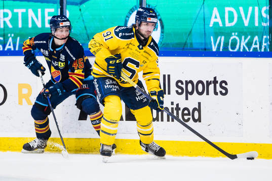 Djurgårdens Noah Östlund och Södertäljes Aaron Luchuk