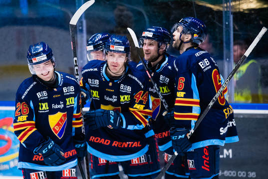 Djurgårdens Olle Liss jublar med lagkamrater