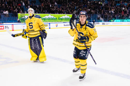 Södertäljes målvakt Nikita Tolopilo och Lucas Carlsson
