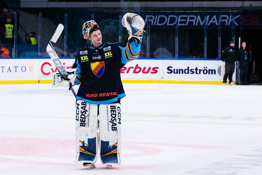 Djurgårdens målvakt Carl Lindbom jublar