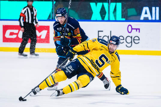 Djurgårdens Fredrik Forsberg och Södertäljes Linus Videll
