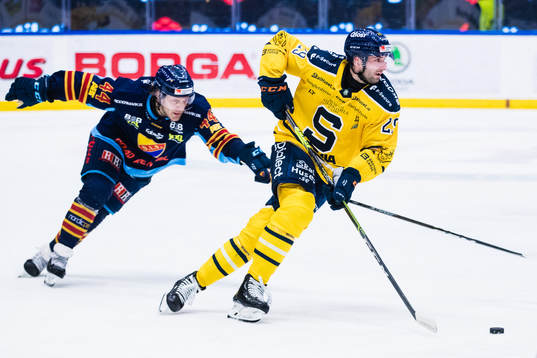 Djurgårdens Olle Liss och Södertäljes Amil Krupic