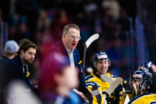 Södertäljes tränare Magnus Bogren i en timeout