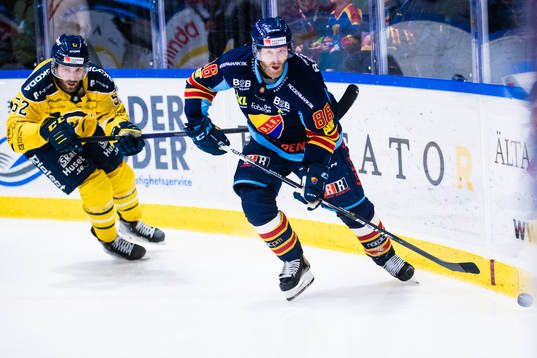 Södertäljes Christopher Liljewall och Djurgårdens Linus