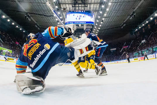 Djurgårdens målvakt Carl Lindbom med en räddning