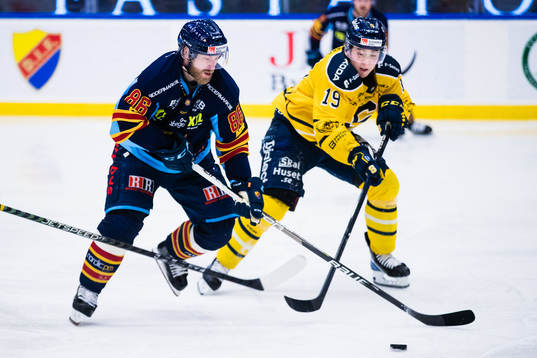 Djurgårdens Linus Klasen och Södertäljes Lucas Carlsson