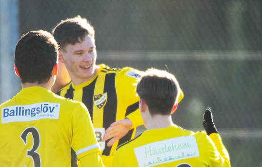 iIFK Hässleholms Axel Henriksson har nickat in 1-0 och