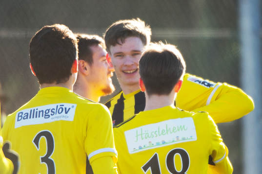 IFK Hässleholms Axel Henriksson har nickat in 1-0 och