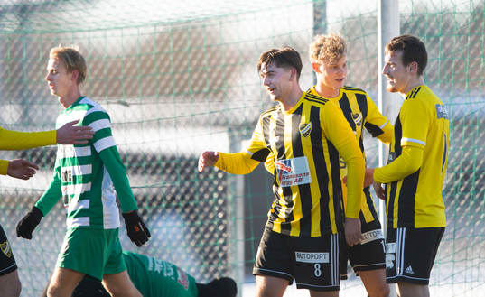 IFK Hässleholms Axel Winberg grattas till 3-0 i