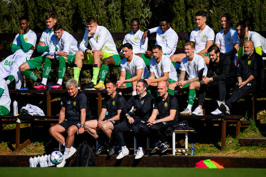 The bench of Hammarby with head coach Marti Cifuentes