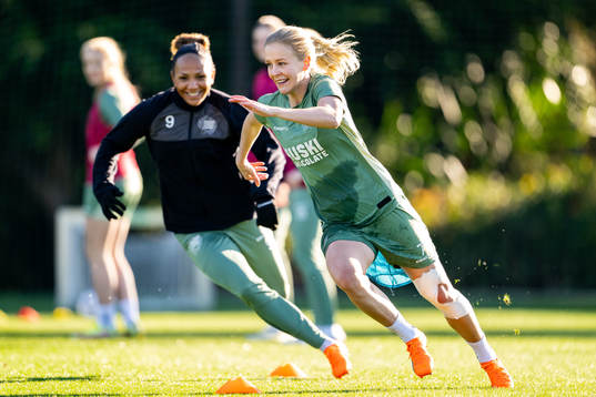 Madelen Janogy och Adelina Engman