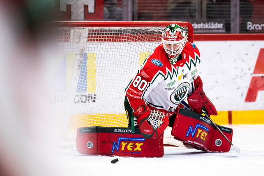 Frölundas målvakt Frederik Dichow innan  ishockeymatchen