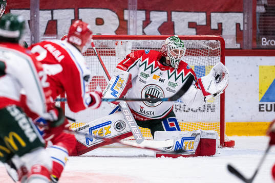 Frölundas målvakt Lars Johansson räddar skott
