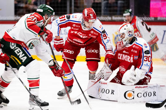 Timrås Magnus Pääjärvi och målvakten Jacob Johansson