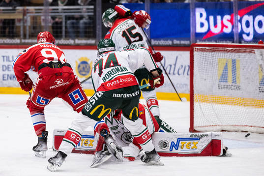 Timrås Sebastian Hartmann gör 1-1 bakom Frölundas