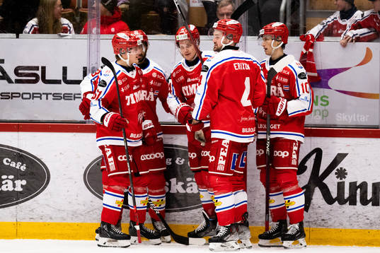 Timrås Sebastian Hartmann jublar med sina kamrater