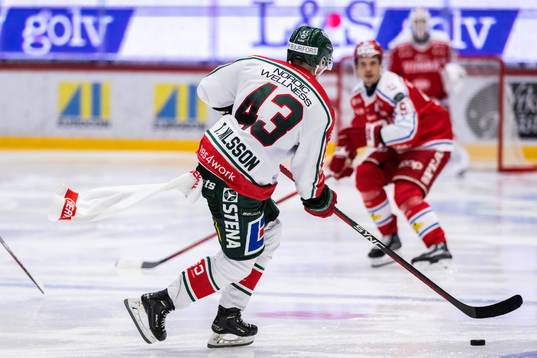 Frölundas Tom Nilsson med en handduk i byxorna