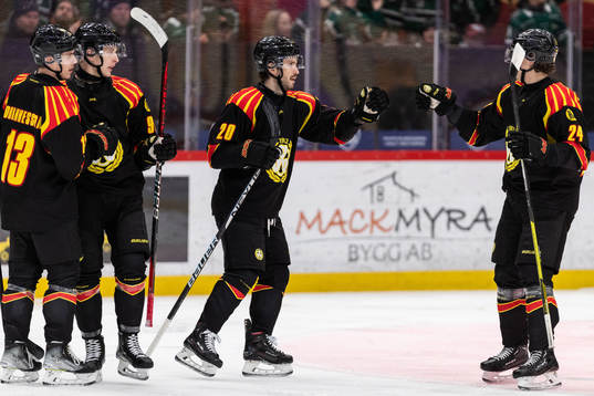 Brynäs Oula Palve jublar med lagkamrater