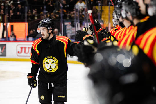 Brynäs Oula Palve jublar