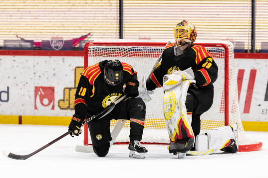Brynäs Johannes Kinnvall och målvakt Anders Lindbäck