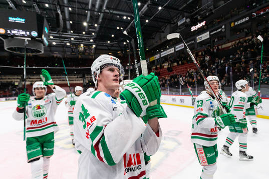 Rögles Adam Edström jublar