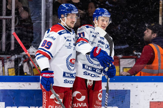 Oskarshamns Patrik Karlkvist och Antti Suomela jublar