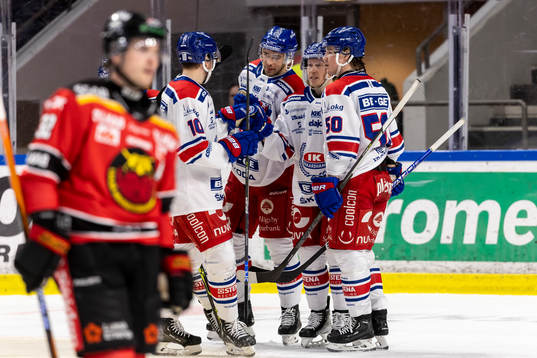 Oskarshamns Ahti Oksanen jublar med lagkamrater