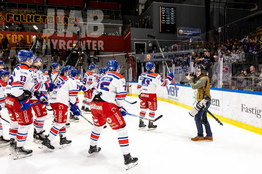 Oskarshamns spelare jublar med supportrar