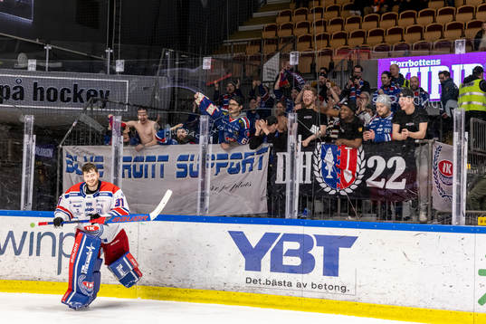 Oskarshamns Målvakt Tim Juel jublar med supportrar