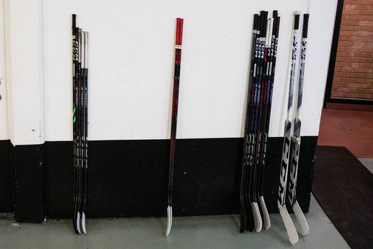 Ishockeyklubbor i spelargången på Hovet