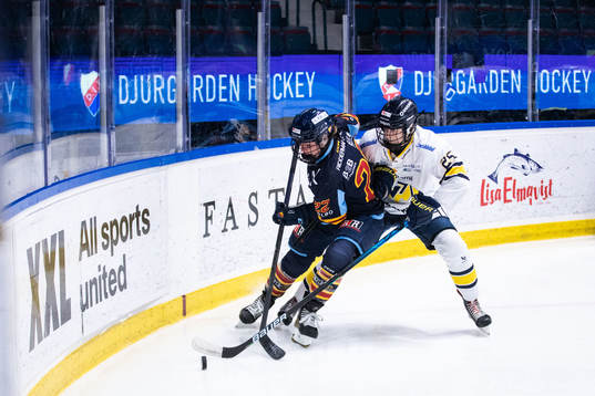 Djurgårdens Marie Delarbre och HV71s Nathalie Carlsson